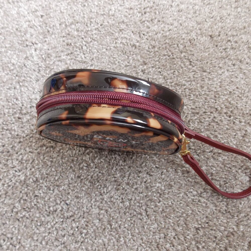DKNY Tortoise Keep The Change Save The Turtles Wristlet - Picture 6 of 7
